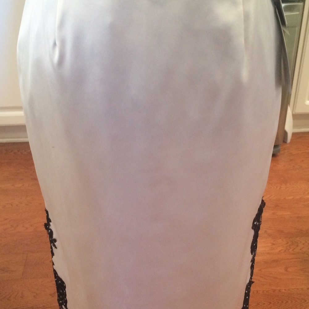 ADRIANNA PAPELL WHITE SKIRT w/BLACK APPLIQUE